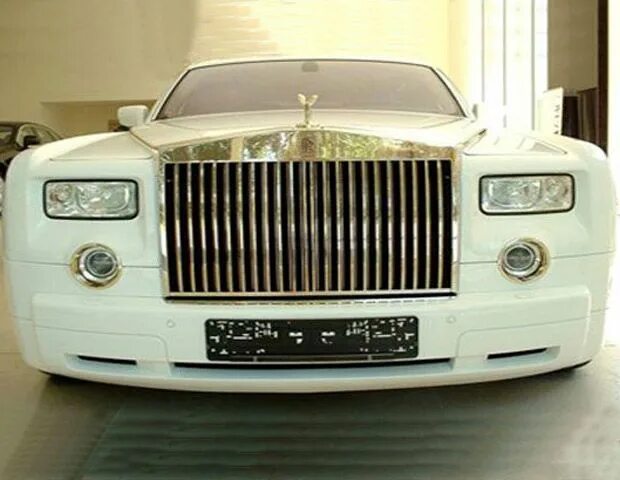 Звезды дороже чем ролс ройс. Rolls-Royce Solid Gold Phantom. Самый дорогой Роллс Ройс. Самый дорогой Роллс Ройс Фантом в мире. Самая дорогая машина Роллс Ройс.