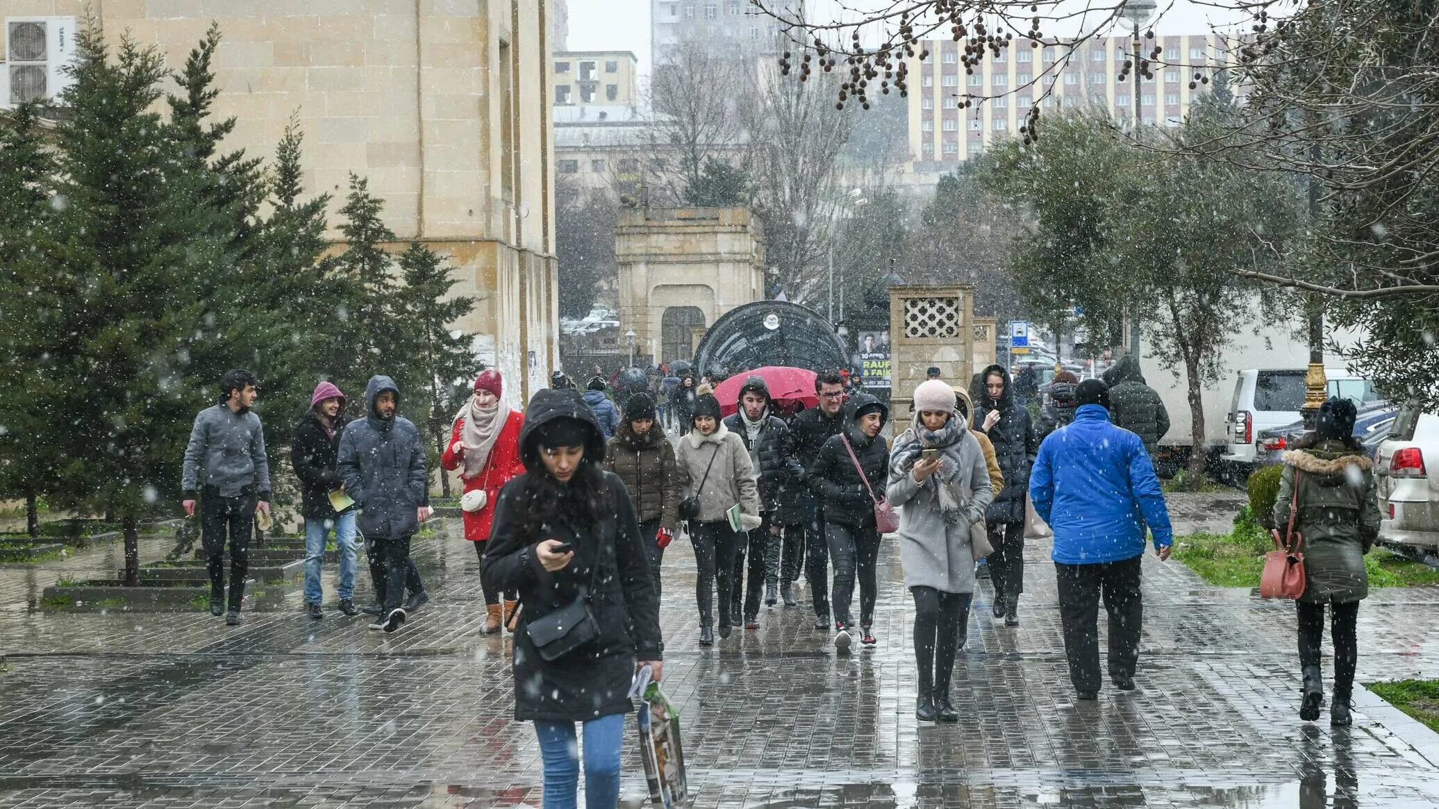 Погода в баку в сентябре. Дождь в Азербайджане. Дождь в Баку. Мокрый снег в Баку. Баку климат.