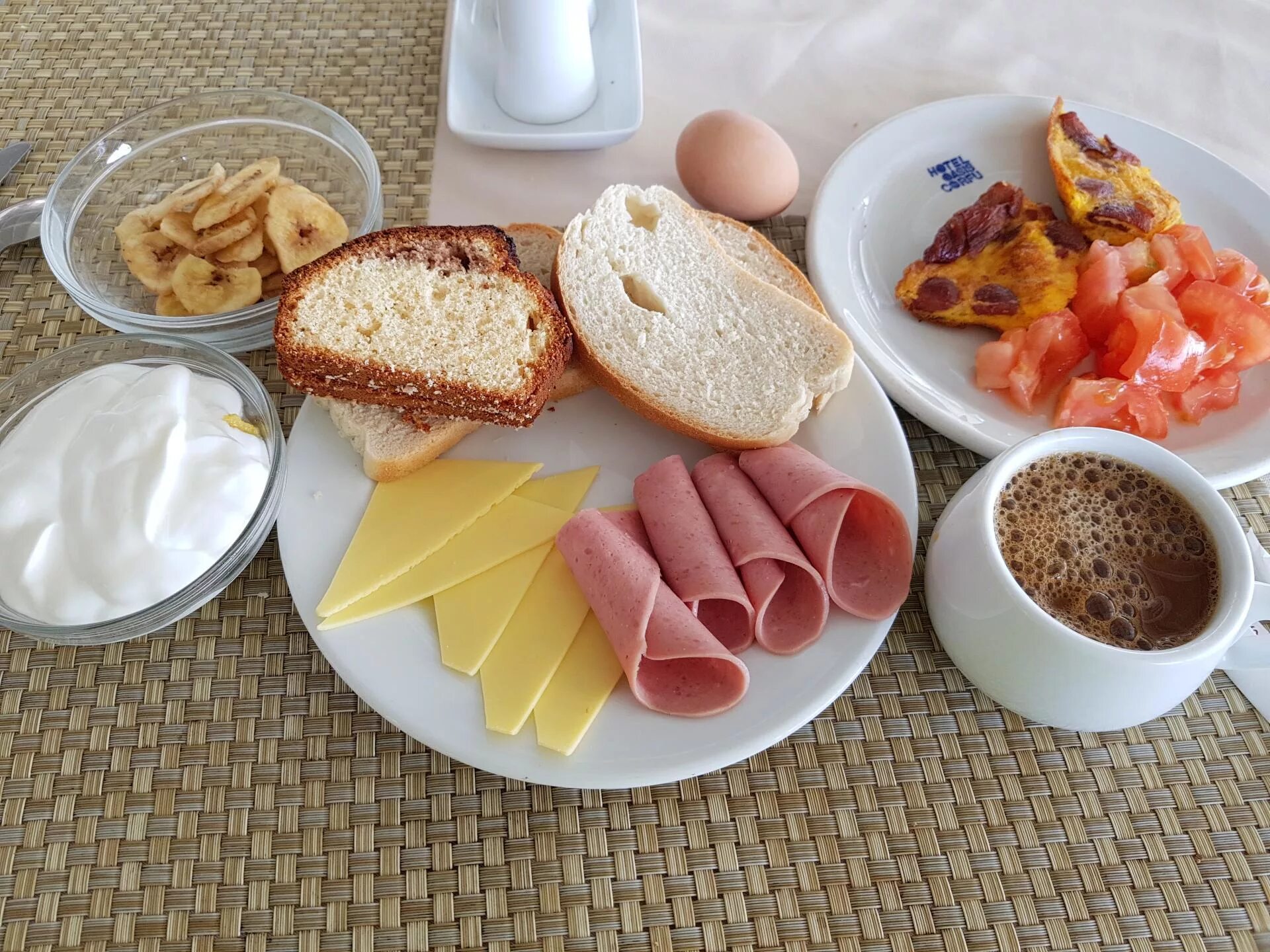 Вкусно и точка завтрак время до скольки. Завтрак в Греции. Греческий завтрак. Традиционный завтрак в Греции. Греция кафе завтрак.