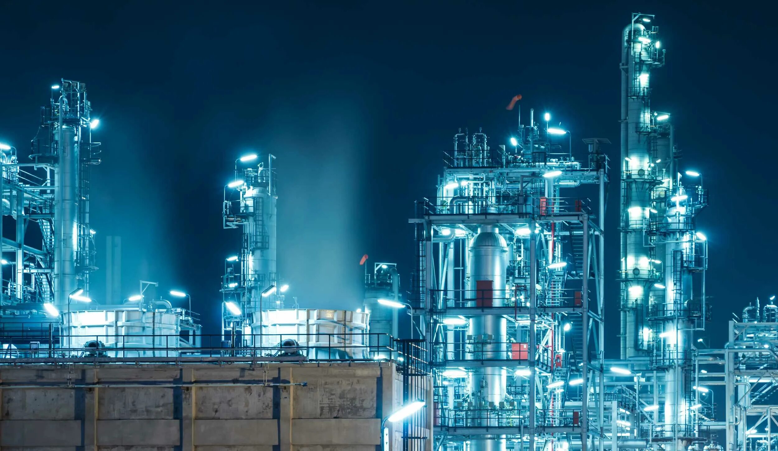 Проблема нефтехимии. Нефтеперерабатывающий завод. проблемы нефтехимии. виды химической промышленности. химическая промышленность циклы.