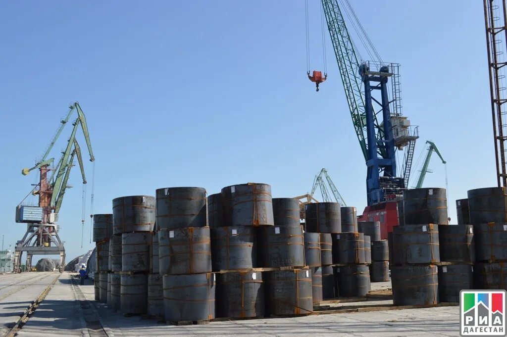 Хозяйство дагестана презентация. Дагестан махачкалинский порт. Республика дагестан энергетика. Дагестан отрасли промышленности. Дагестан махачкалинский порт.