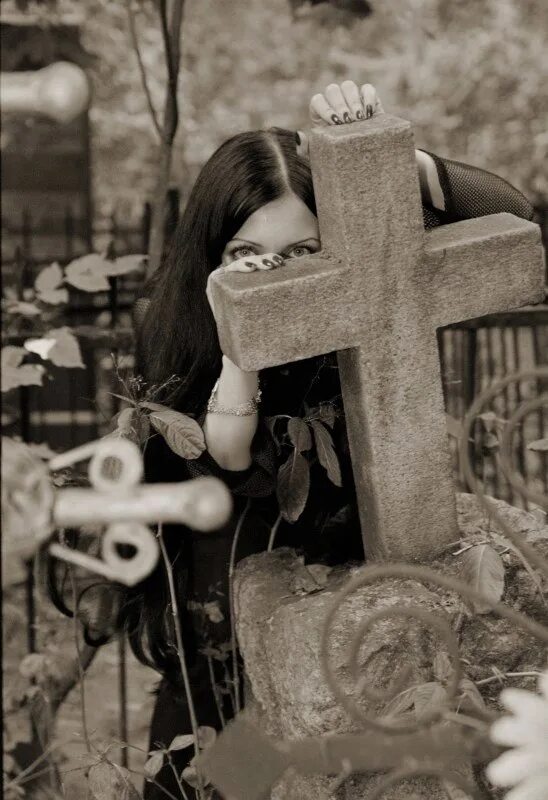 Девушка на кладбище. Красивая девушка на кладбище. Фотосессия на кладбище. Готы на кладбище.