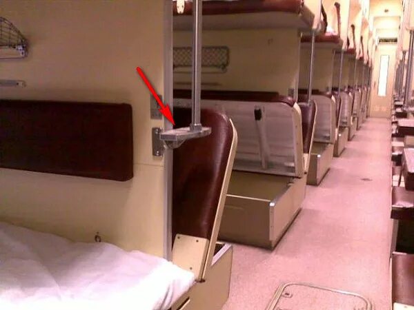 Солдаты с верхней полки. Лестница на верхнюю полку в купе. Как залезть на плацкарт. Залезть на верхнюю боковую полку. Поезд в японии плацкарт.