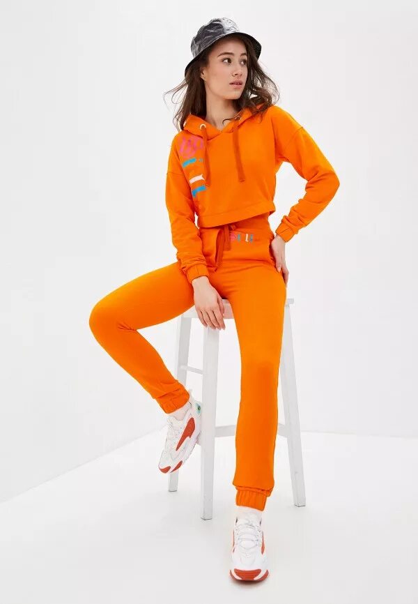 Оранжевый спортивный костюм женский. Спортивный костюм женский оранжевого цвета. Летний оранжевый костюм женский.