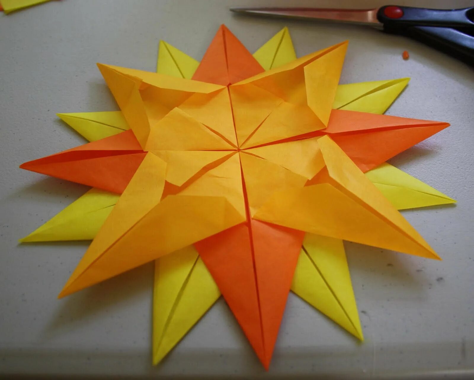 Оригами солнышко. Солнышко из бумаги. Оригами солнце. Поделка солнце из бумаги.