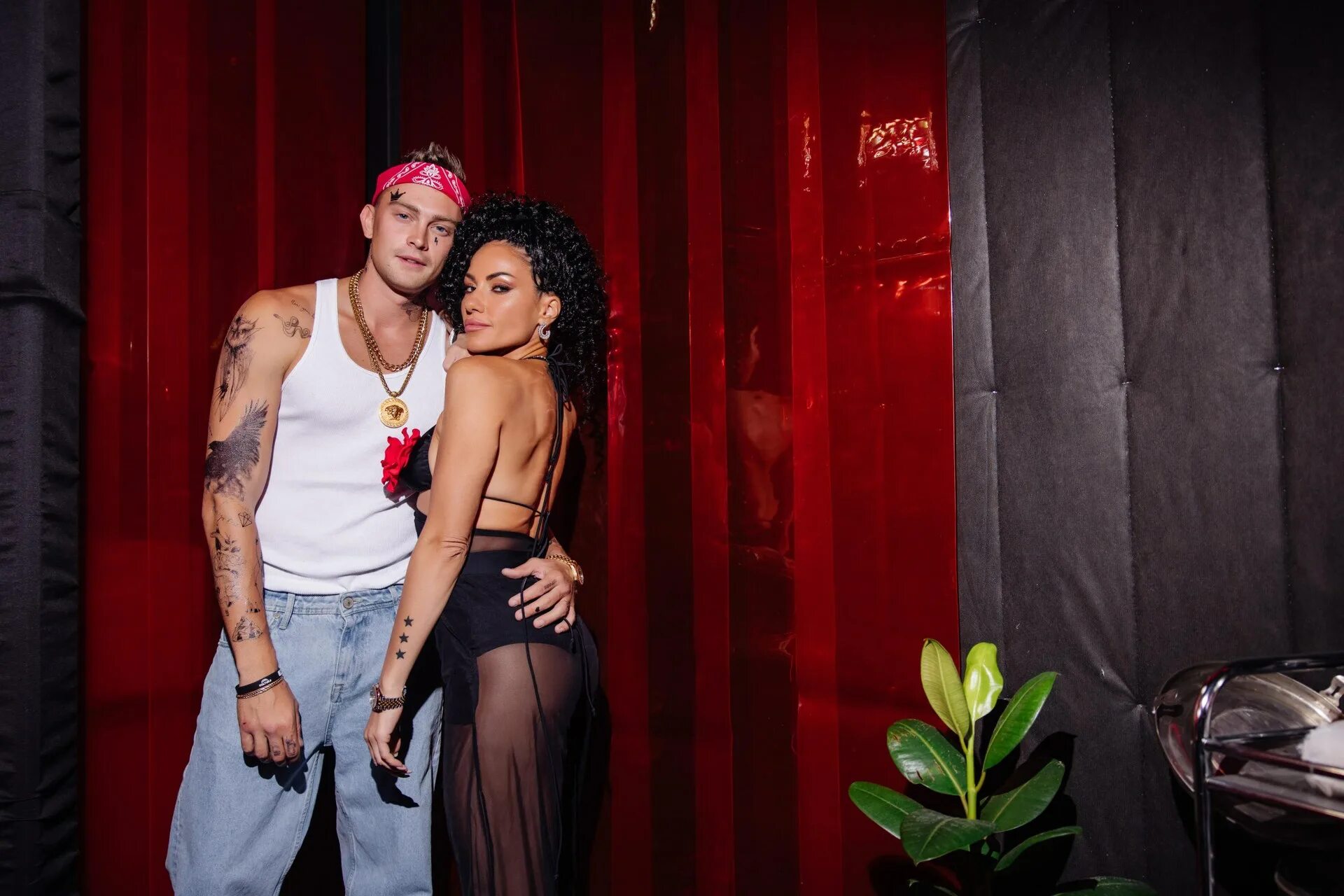 Фотосессия с гитарой. Музыка у нее новый парень. Fka twigs nike. Парень с гитарой. Парни против девушек.