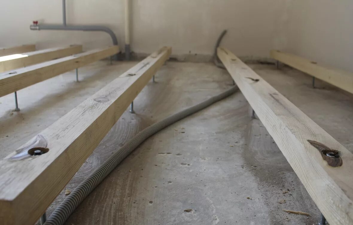 укладка лаг для пола в квартире. стяжка пола по деревянным лагам. лаг пола стяжка. регулируемые лаги для фанерного пола. лаг пола стяжка.