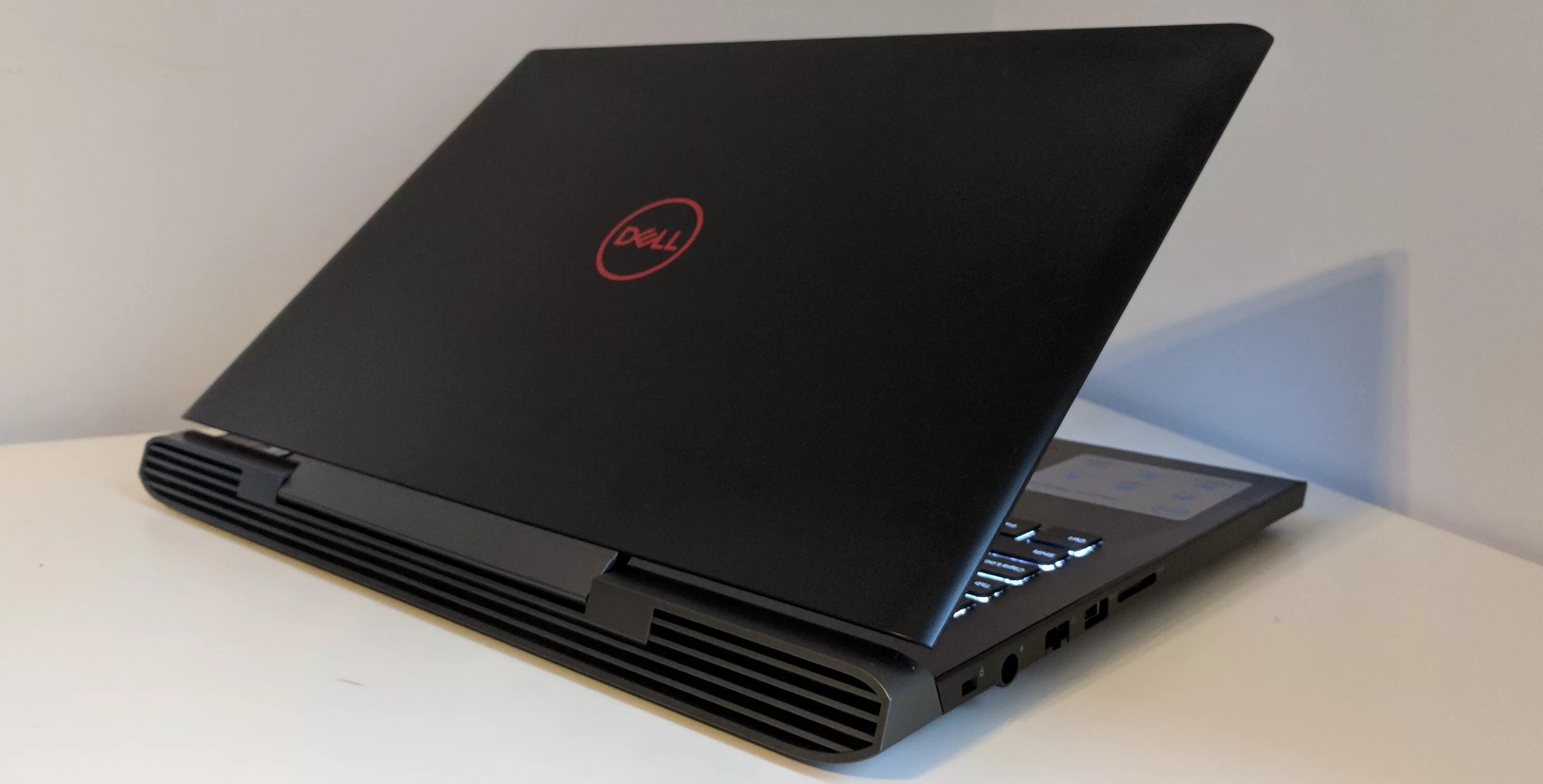 Dell 15 7000 gaming. Dell Inspiron 15 7577. Игровой ноутбук dell Inspiron 7577. Dell Inspiron 15 7000. Dell Inspiron 15 7000 7577.