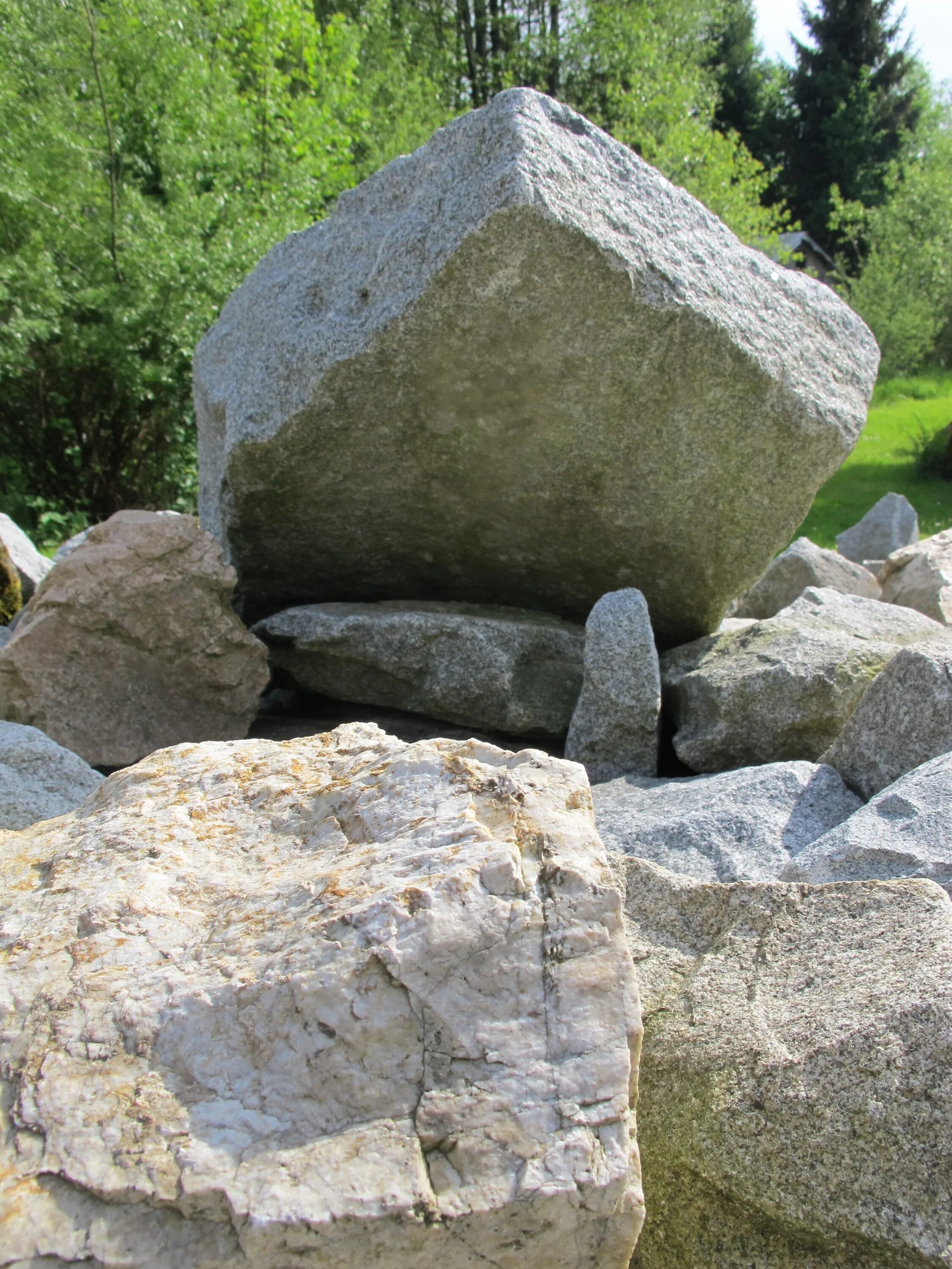 Stone huge. Камень валун. Сад камней. Валуны в природе. Булыжник.