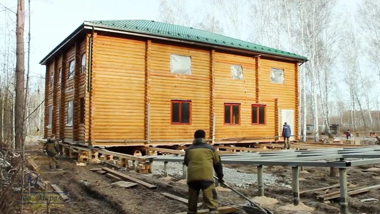 Перенос дома на другое место. Дачный домик на высоких сваях. Перенос дома. Передвижение домов. Передвинуть дом.