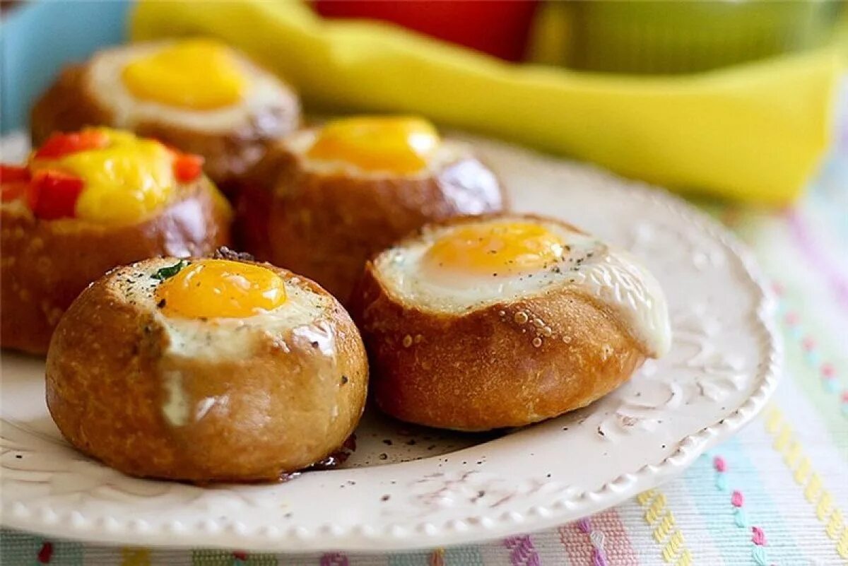 Запеченные яйца. Фаршированные булочки. Булочка с яйцом. Яичница в булочке. Завтрак в булочке с яйцом.