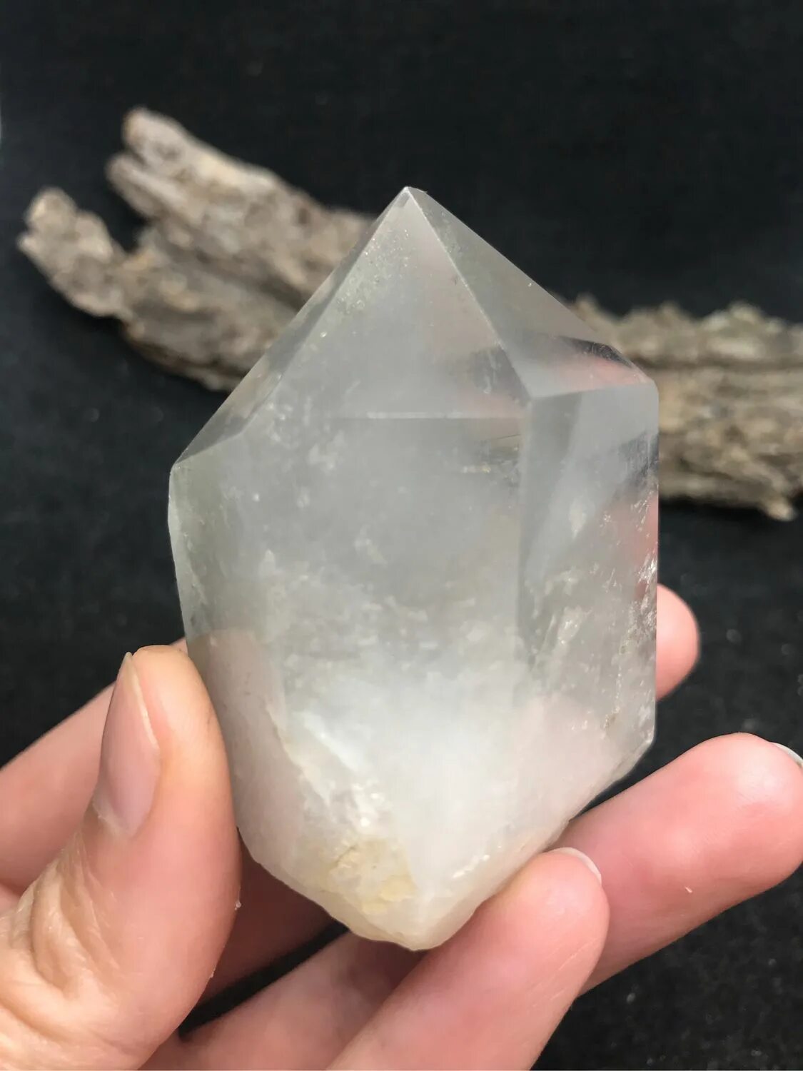 Quartz crystal. Кристалл кварца. Кристалл (кварц) r131. Монокристалл кварца. Монокристаллы Алмаз и кварц.