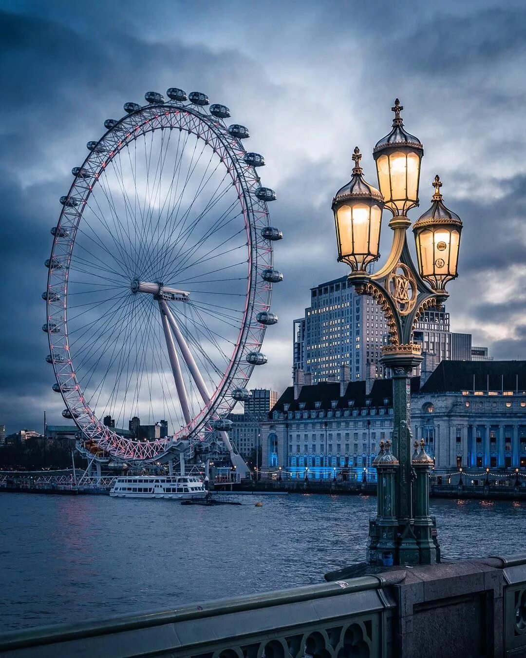 Лондонский глаз London Eye. Лондонский глаз колесо обозрения Великобритания. Достопримечательности Лондона «Лондонский глаз» (London Eye). Колесо обозрения Англия глаз.
