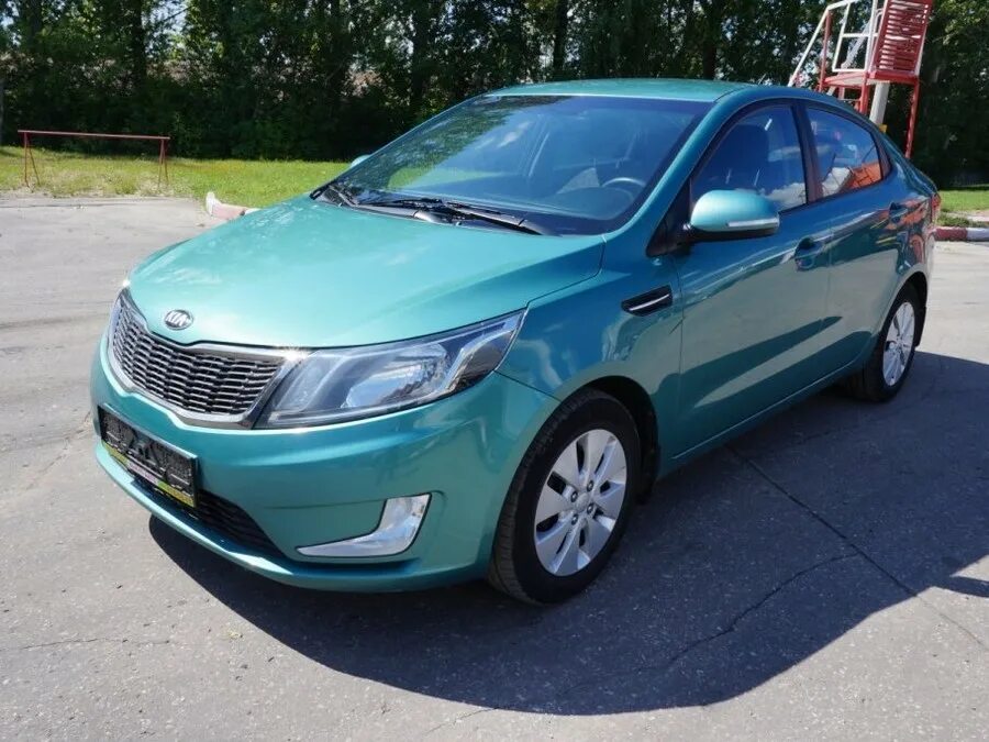 Автомобили с пробегом зеленый. Киа Рио 3 зеленая. Kia Rio 2014 Green Emerald. Киа Рио 2013 зеленая. Kia Rio 2013 зеленая.