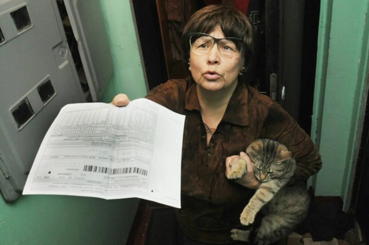 Платить коммуналку. Человек платит коммуналку. Коммуналка люди. Ванная комната в коммуналке. Человек с квитанцией.