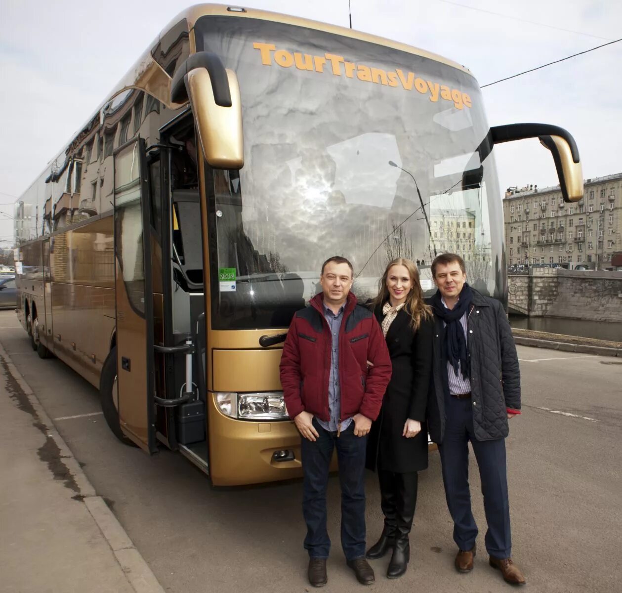 Романова автобусные туры. Экскурсионные автобусы ТУРТРАНСВОЯЖ. Экскурсия на автобусе. Автобус турист. Экскурсовод в автобусе.