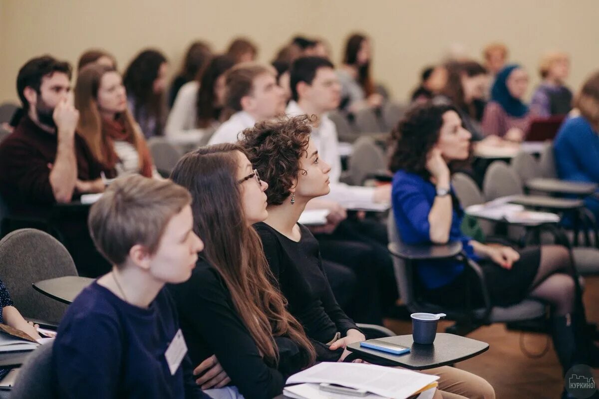 Студенты в аудитории. Интеллектуальные лекции. Студенты в масках в аудитории. Педагог и ученик. Студенты на семинаре.