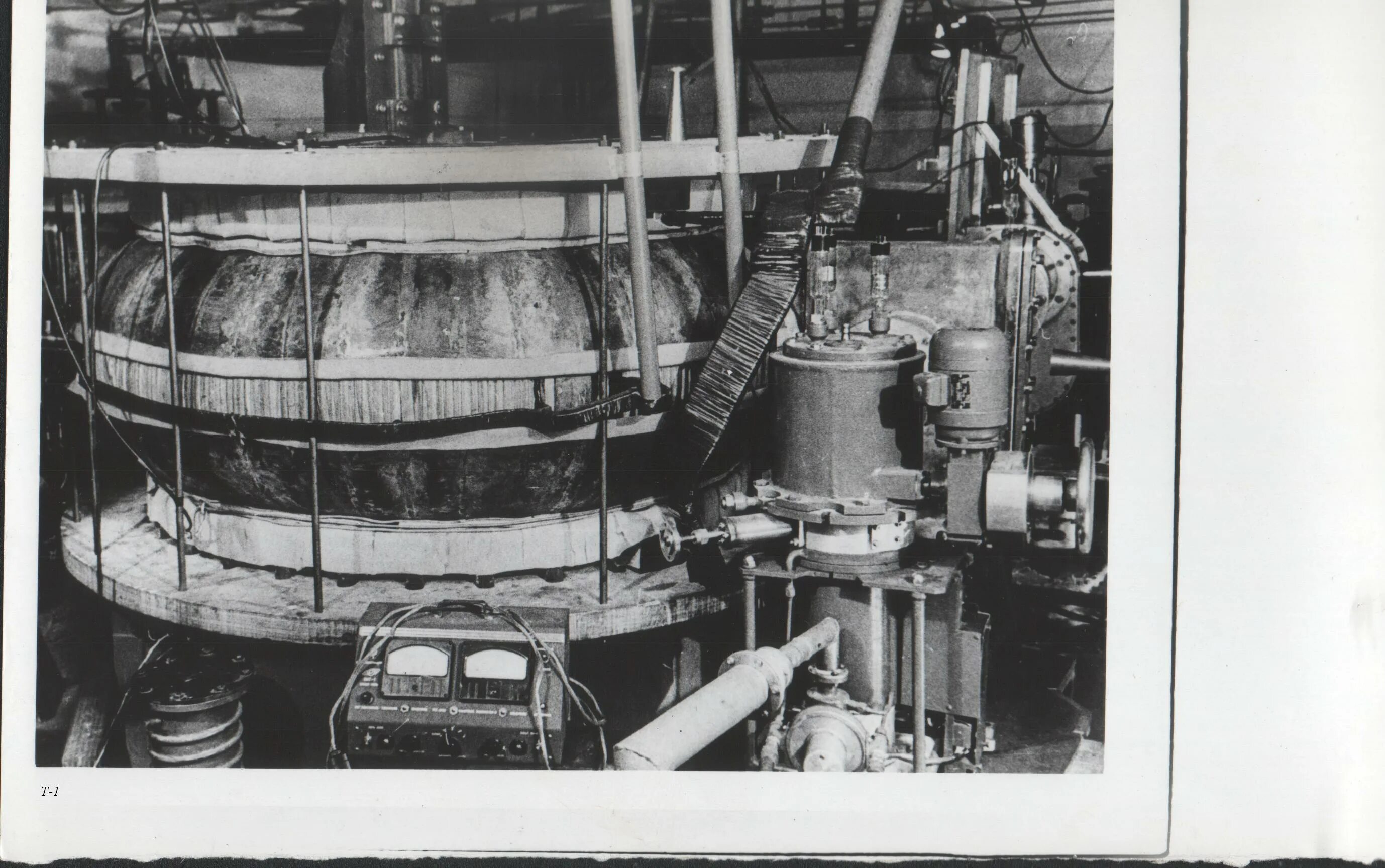 Токамак т 11 м. Лаврентьев токамак. Токамак 3. Первый токамак 1954. Изобретатель первых советских космических кораблей