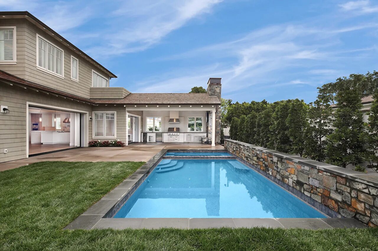 красивый дом. новый дом с бассейном. кирпичный дом с бассейном. новый дом с бассейном. шикарный коттедж с бассейном.