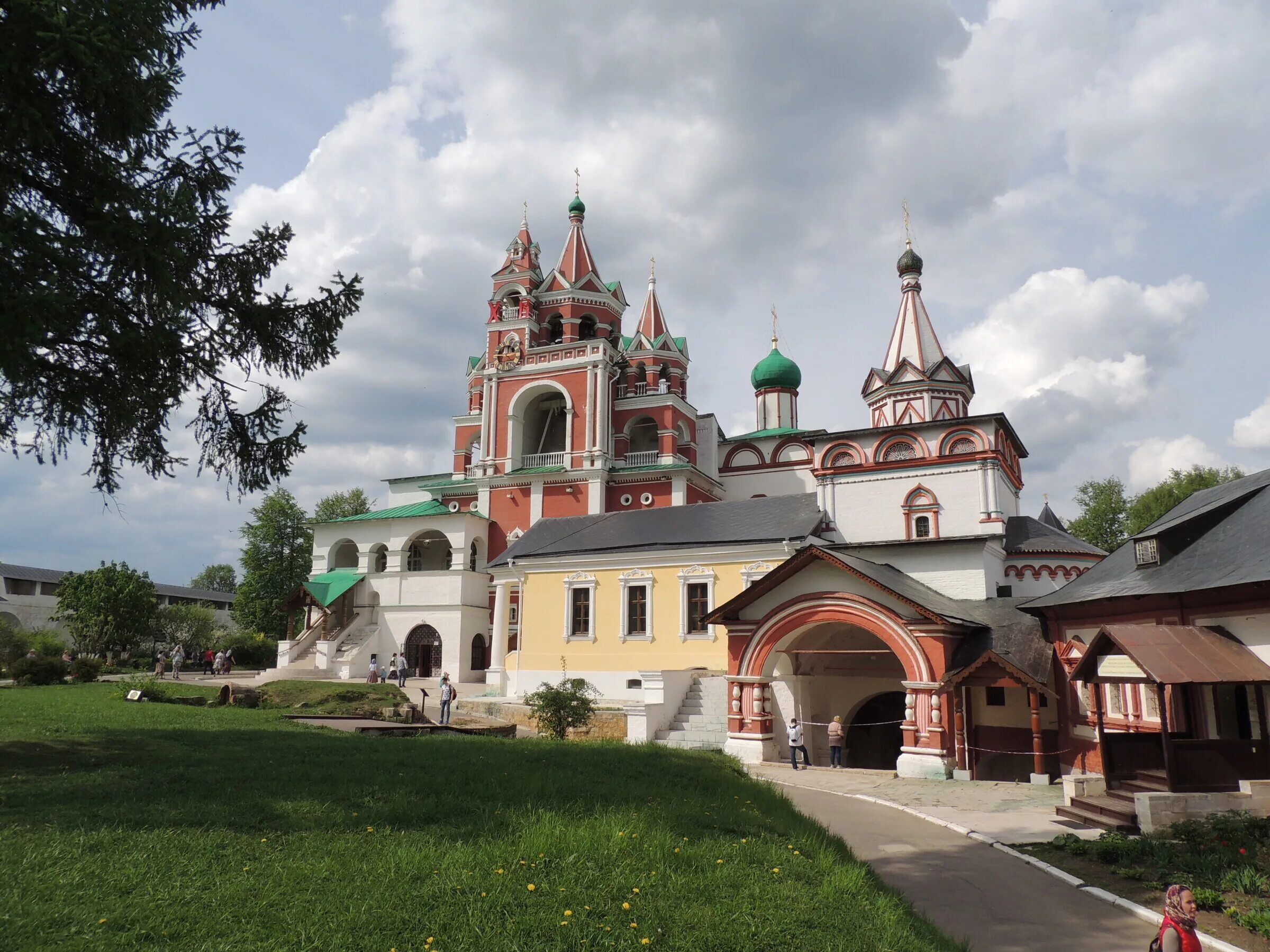 Куда сходить в звенигороде. Савино-Сторожевский монастырь, Звенигород. Звенигород монастырь Саввы Сторожевского. Надвратная Церковь Звенигород. Надвратный храм Саввино-Сторожевского монастыря.