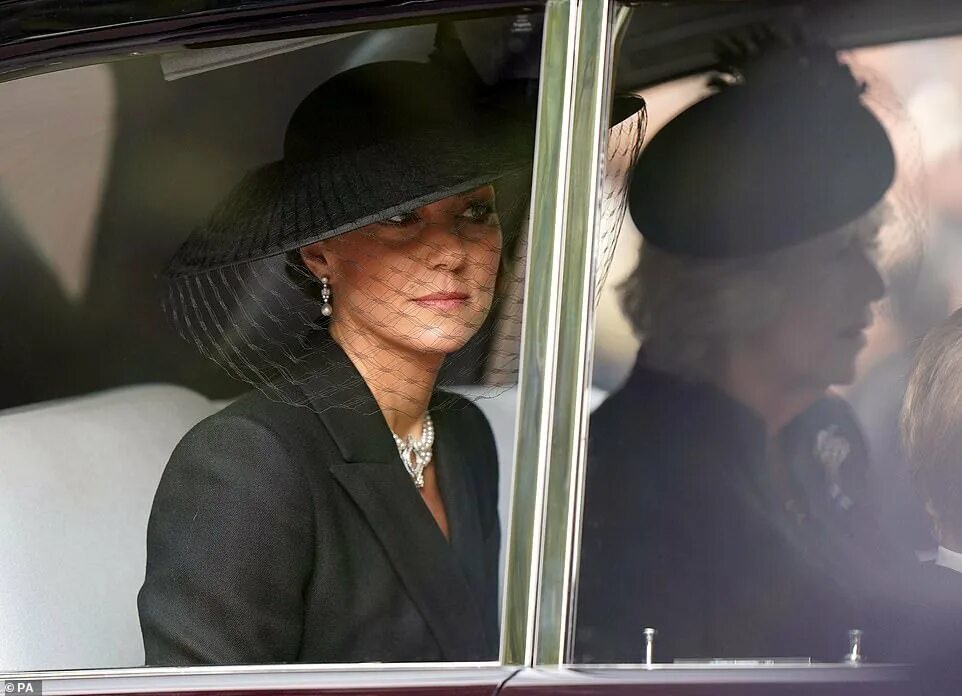 Новости о принцессе уэльской. Принцесса Уэльская Кейт Миддлтон. Kate Middleton Elizabeth 2 Funeral. Кейт Миддлтон на похоронах Елизаветы. Кейт Миддлтон на похоронах Елизаветы 2.