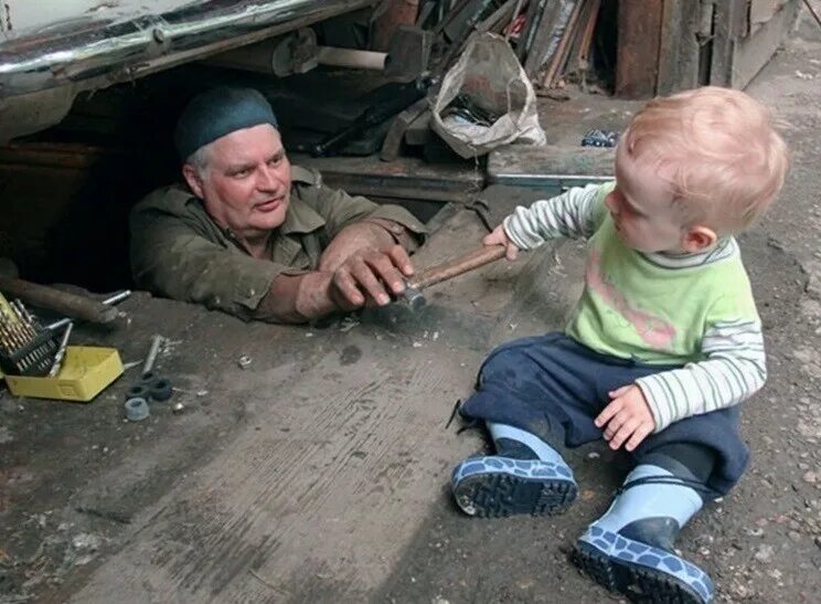 Пап гараж. Брутальный автомеханик. Отец в гараже. Ребенок чинит машину. Прикольный автослесарь.