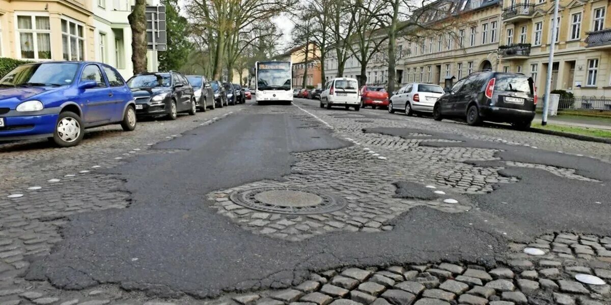 Почему в европе дороги. Плохие дороги в Германии. Разбитые дороги в Германии. Ямы на дорогах Германии. Убитые дороги Германии.