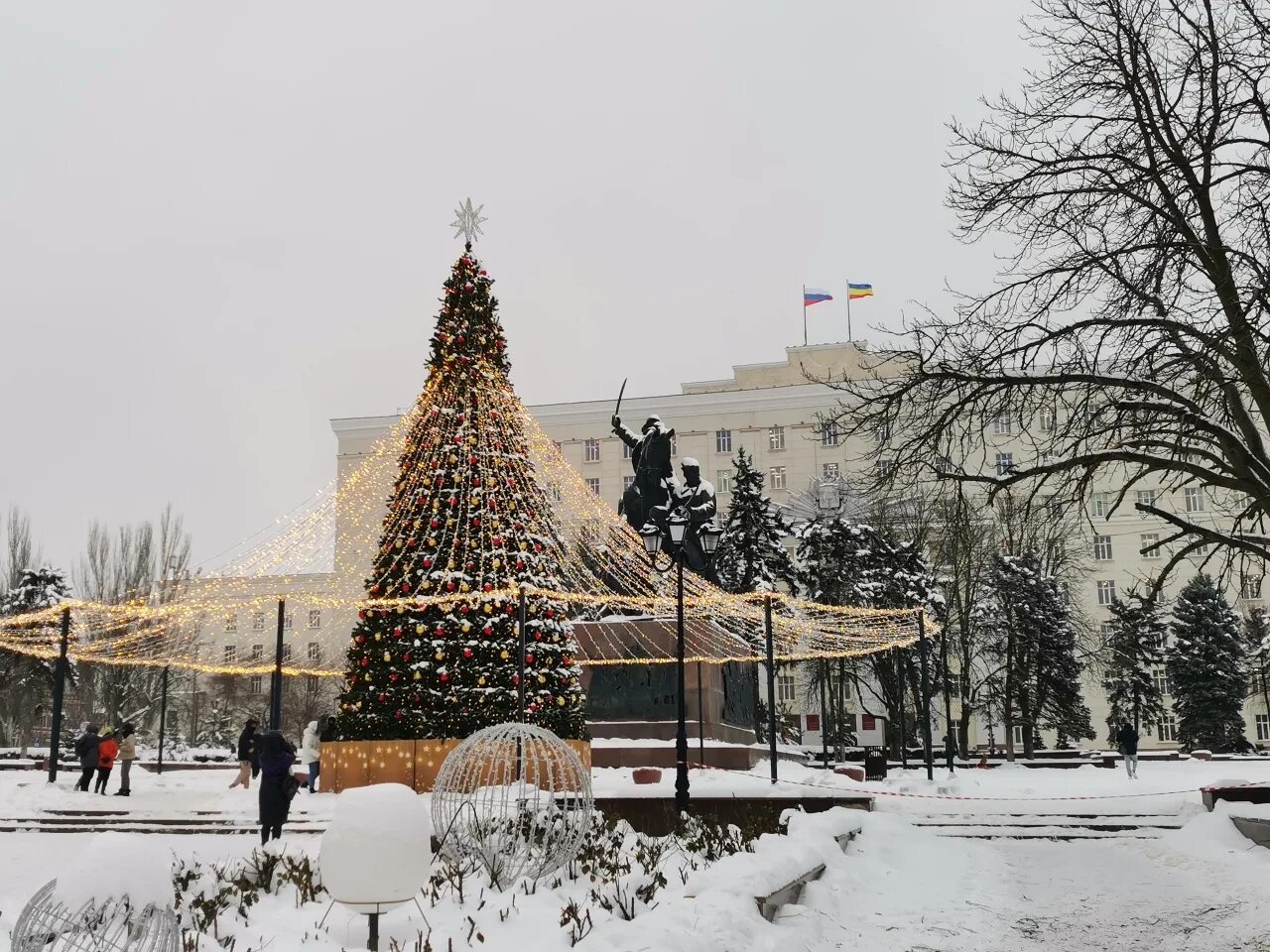 Ростов на дону погода в январе. Новогодняя елка Ростов на Дону 2023. Новогодняя ночь. Ростов на Дону новый год. Новый год без снега.