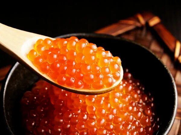 Как убрать лишнюю соль из икры красной. Бутер с красной икрой. Как убрать лишнюю соль из икры красной. Икра на столе. Блюда с икрой.