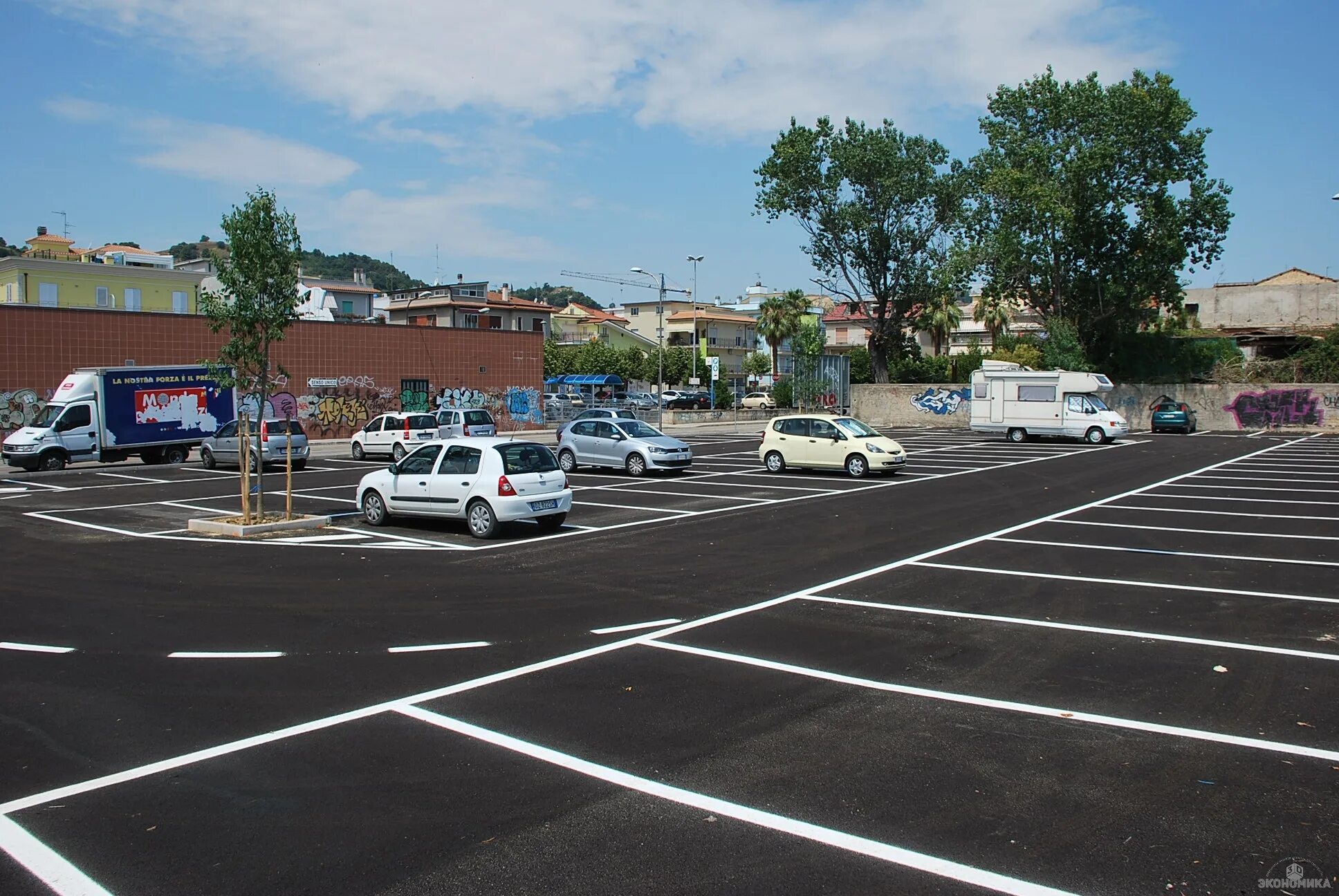 помещение для хранения автомобиля. парковочное место. разметка парковки. парковка. хранение автомобилей.