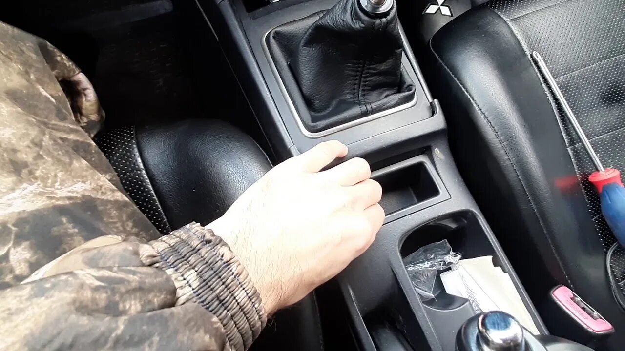 Как снять ручку акпп лансер 10 Перешив руля и ручки АКПП. Mitsubishi Outlander XL, 3 л, 2007 года стайлинг DR