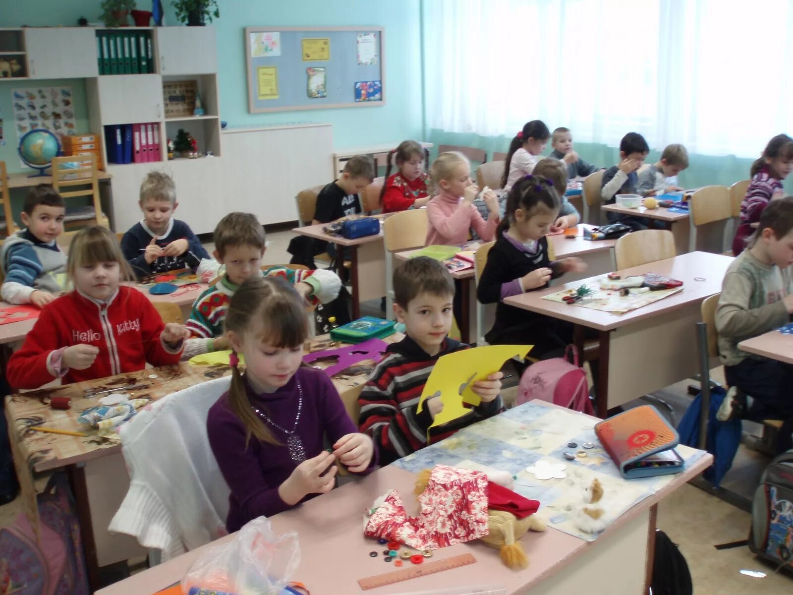 Начальная школа уроки труда. Урок технологии в школе. Урок труда в начальной школе. Уроки труда в школе. Ученики на уроке труда.