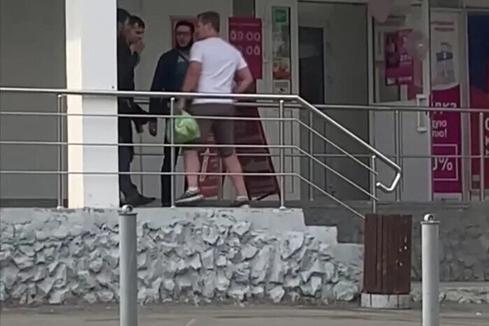 Новости тау 9 2 екатеринбург. Драка у магнита екатеринбург 22 мая. драки в димитровграде у мега магнита 1марта 2025г. драка у большого магнита альметьевск.