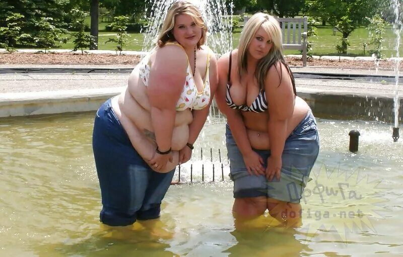 писающие толстушки