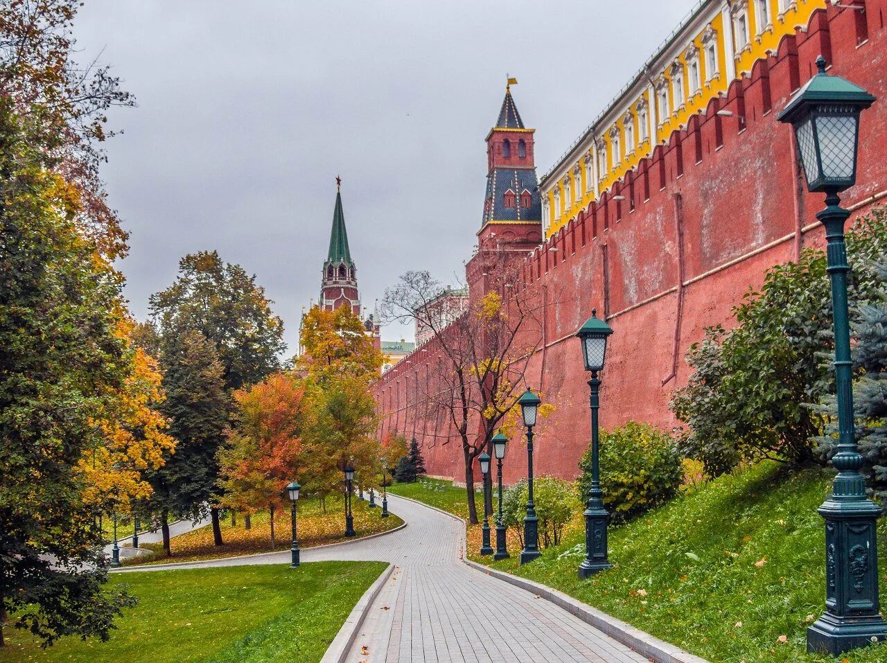 Московский кремль улица. Москва кремль александровский сад. москва александровский сад кремлевская стена. москва красная площадь александровский сад. александровский сад москва осенью.
