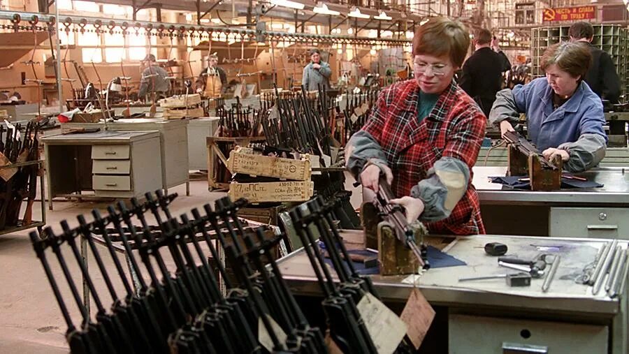 Тульский оружейный завод 1941. Тульский оружейный завод калашников. Заводы ленинграда 1941. Тульский оружейный завод цех. Работая на оружейном заводе.