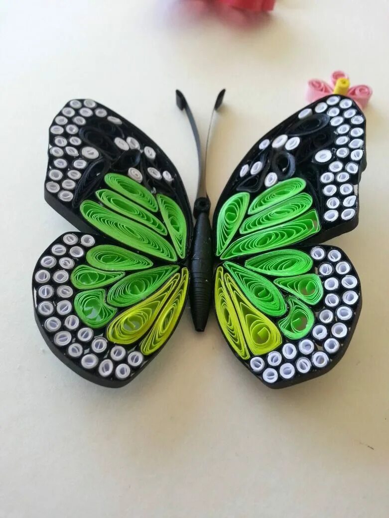 квиллинг бабочка. поделка бабочка. поделка бабочка на трубочке. бабочка поделка для детей. поделка бабочка.