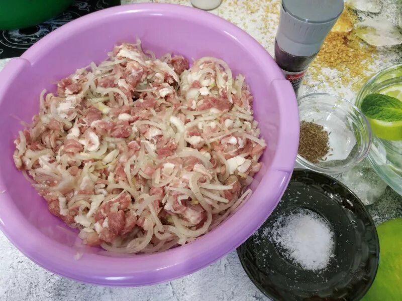Фарш для мантов рецепт сочный. Фарш для мантов. вкусный фарш для мантов. манты сочные с фаршем. очень сочный фарш для мант.
