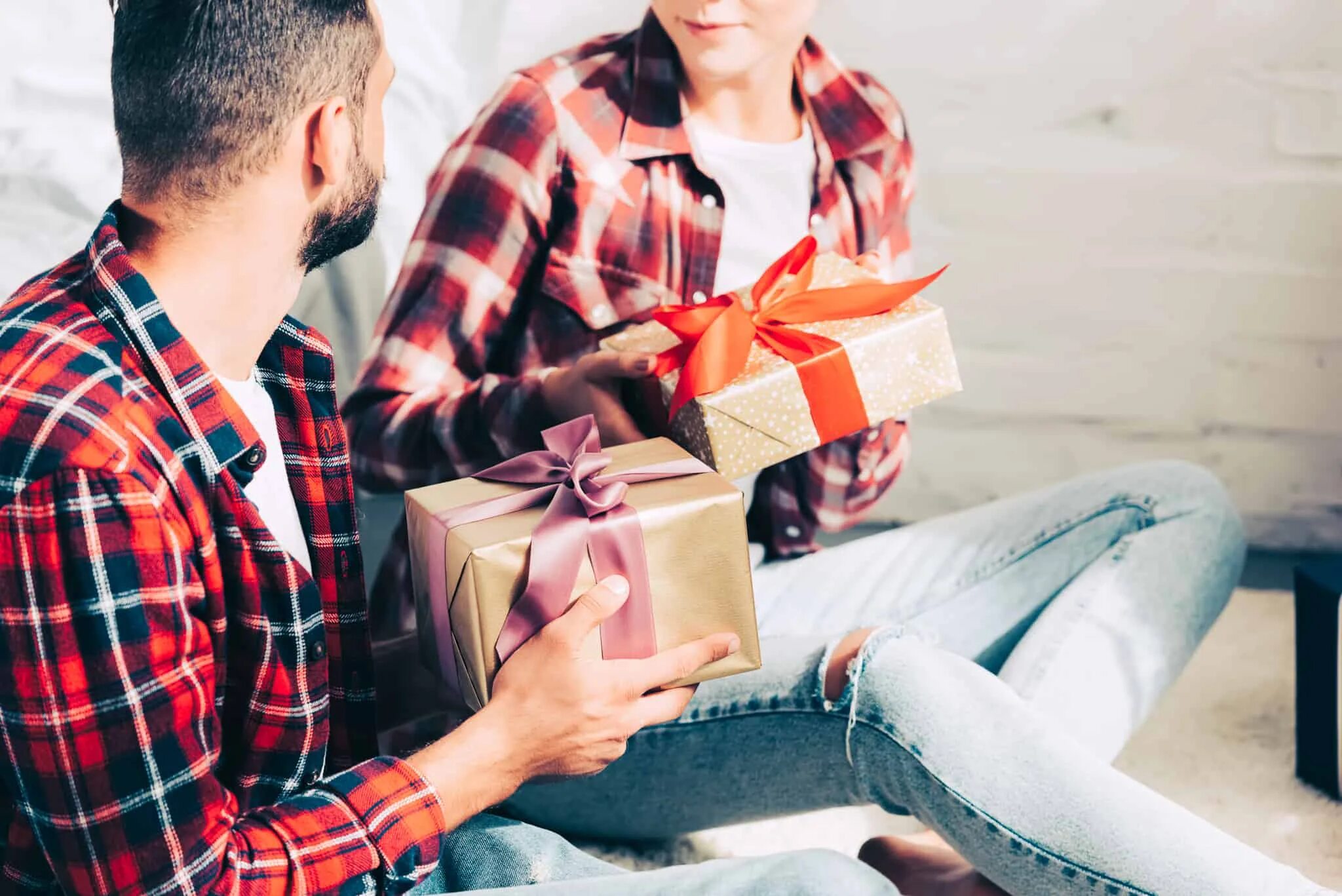 Оддис сорочка 6. Подарите сорочка. Сложенная рубашка. Все подробности уточняйте у продавцов. Подарите сорочка.