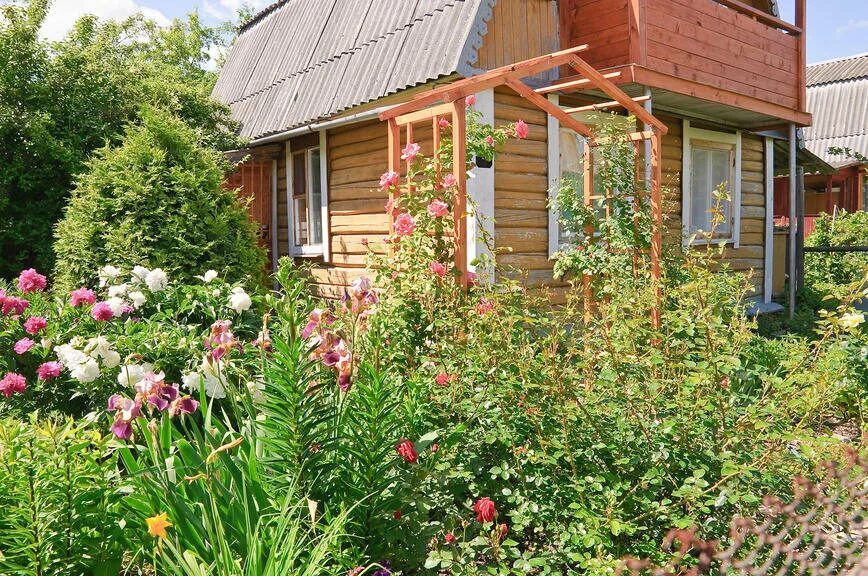 Красивый домик с садом. Дача весной. Красивые дачи простых людей подмосковья. Дача весной. Все на дачу!.