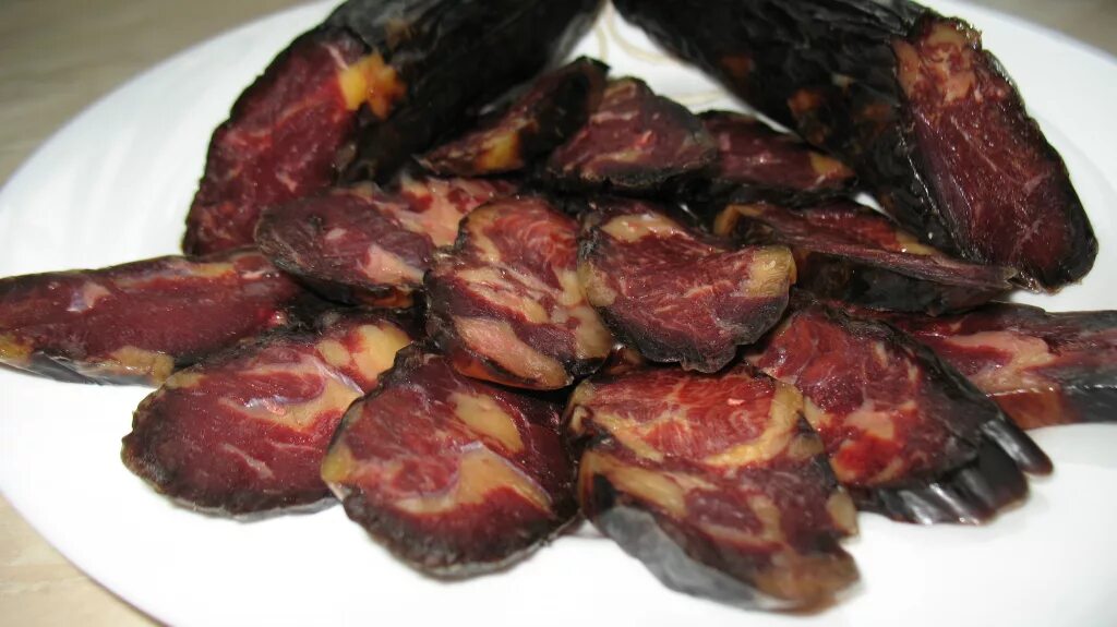 Казы татарское. Конина сыровяленая «махан». Казы и казылык. Казахская колбаса из конины казы. Конская колбаса татарская казылык.