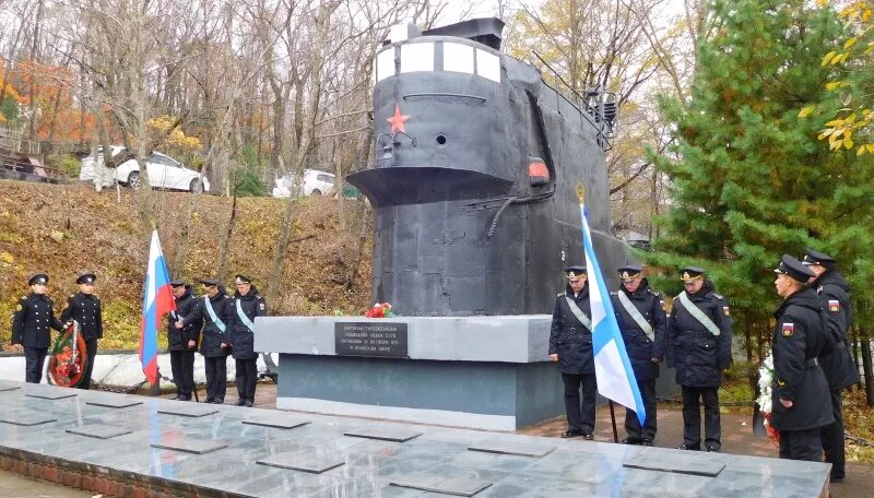 Памяти погибшим подводникам. Памятник героям-подводникам Северного флота Полярный. Подводники Гаджиево. Памятник подводникам Гаджиево. Памятник подводникам черноморцам в Севастополе.