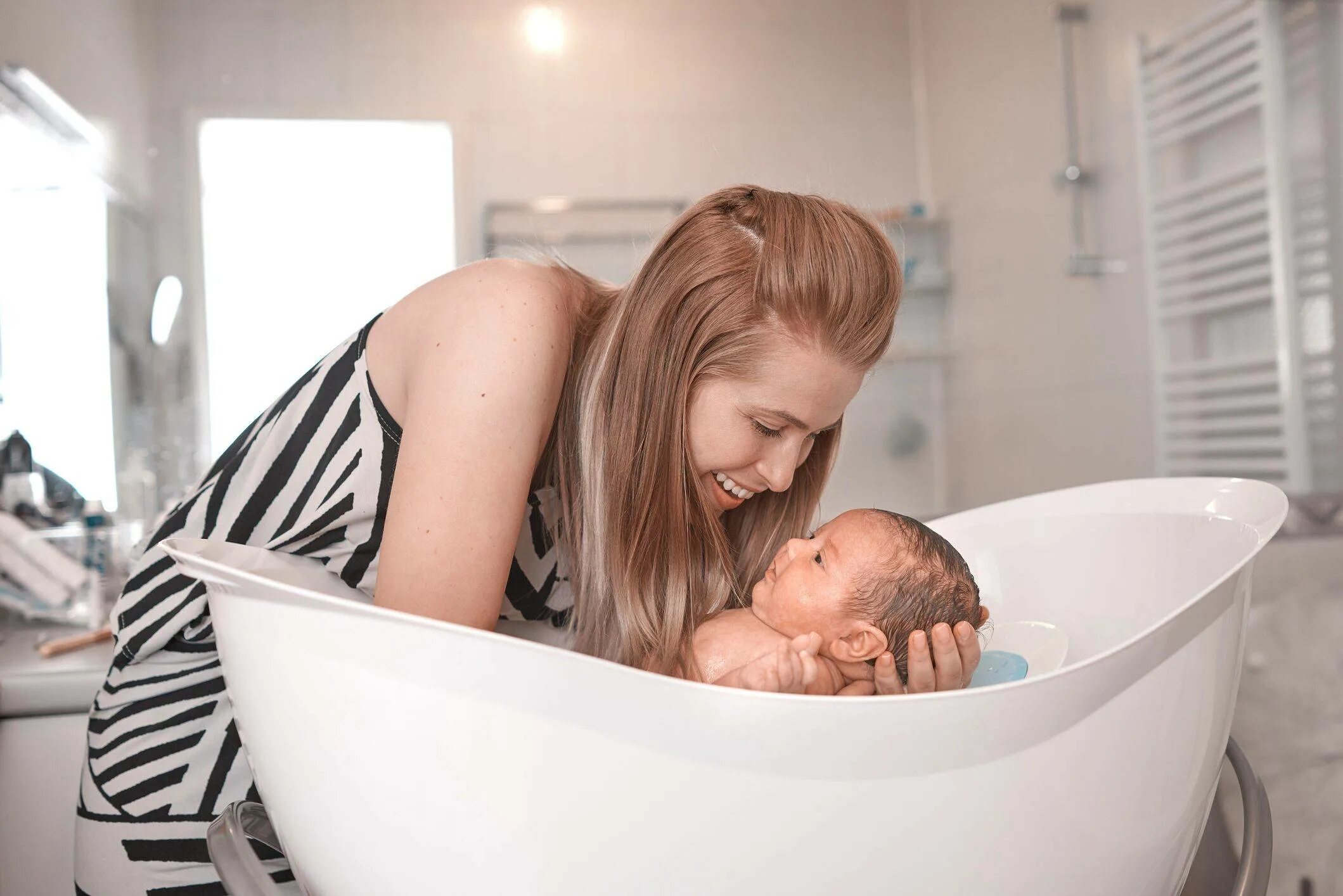 Мама ванночка. Мама и малыш в ванной. Мать и ребенок в ванной. Мама с малышом в ванне. Мама купает ребенка в ванне.