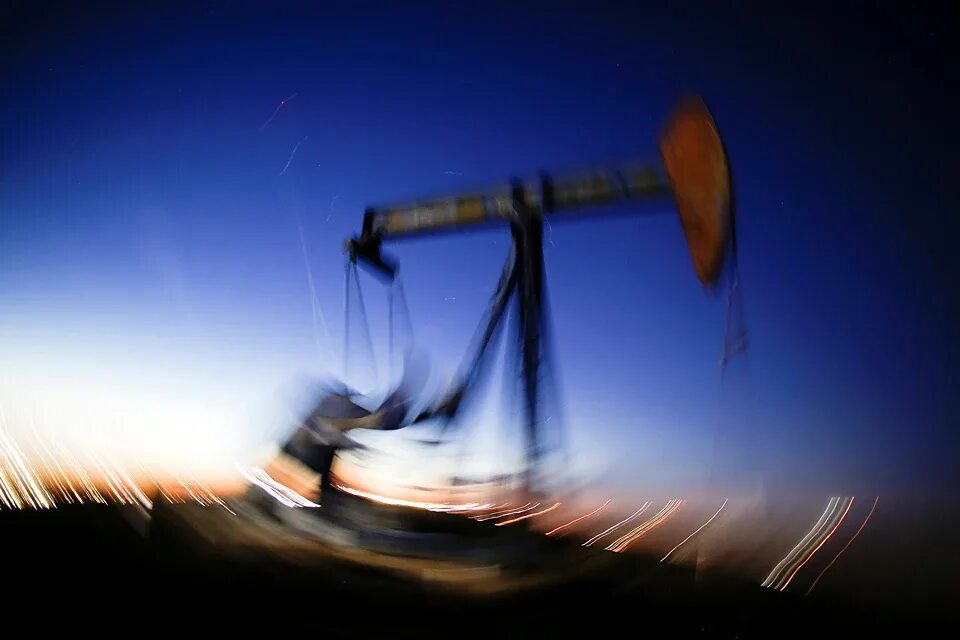 Нефть падает в цене сегодня. Штанга нефтяная. высокосернистая нефть. в поле зеленом нефтяная качалка. нефть и газ идут вниз фото.
