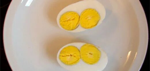 Два желтка примета. Яйцо с двумя желтками. Двойной желток в яйце. Яйцо с двумя желтками примета. Яйцо в яйце примета.