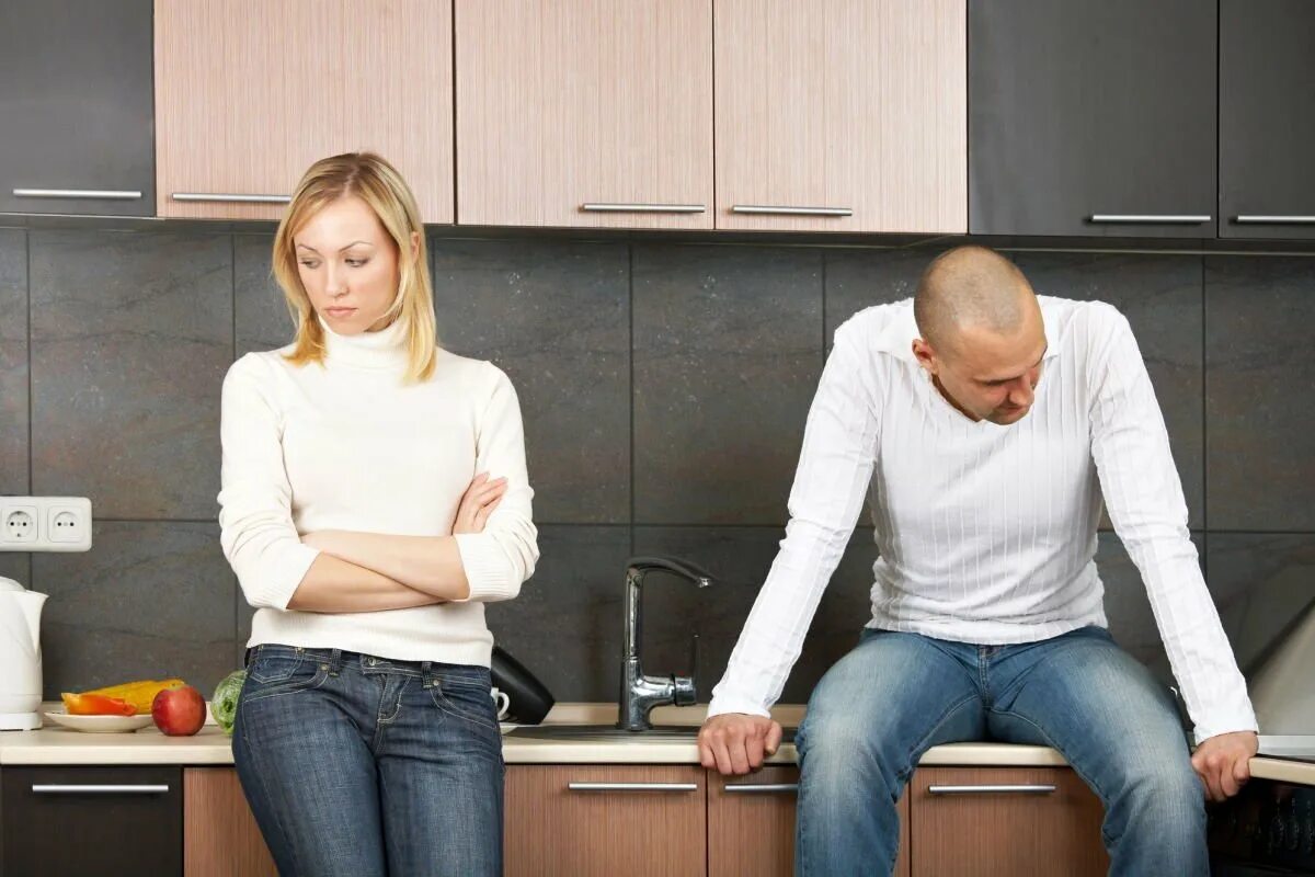Принимать ли бывшего мужа. Ссора на кухне. Ссора на кухне мужа и жены. Ссора в семье. Женщины с разведенными.