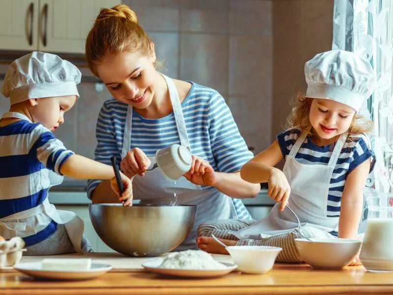 Мама в юбке с ребенком. Мама с ребенком на кухне. Стильная мама. Мама на кухне с телефонами. Мама дома в коротком.