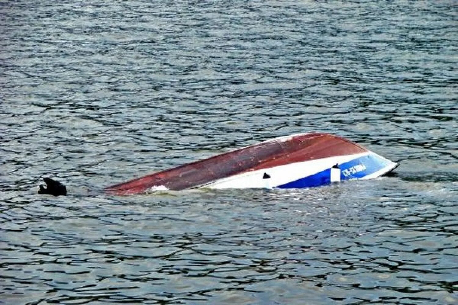 Русские катера. Перевернувшийся катер. Катер перевернулся. Лодка на берегу. Катер перевернулся.