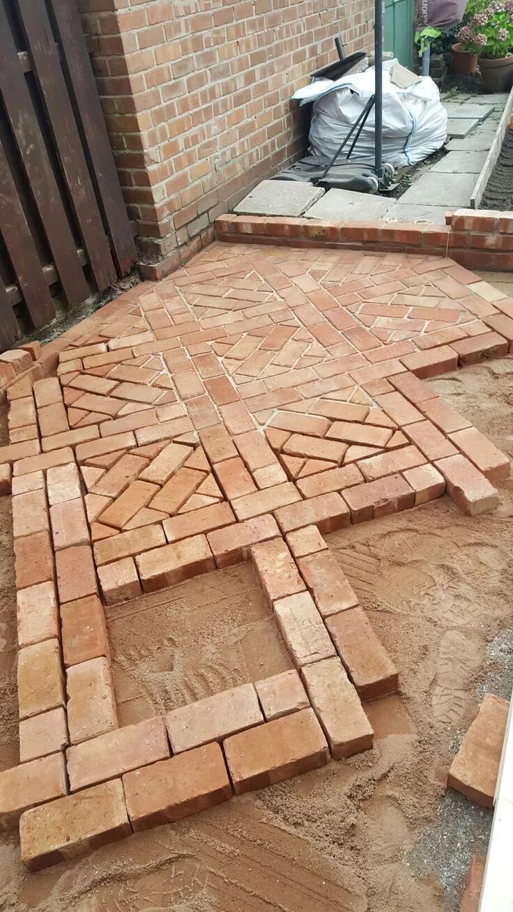 Площадка выложено квадратными плитками. Тротуар из кирпича. выложить дорожку из кирпича. площадка из кирпича на даче. укладка дорожки из кирпича.