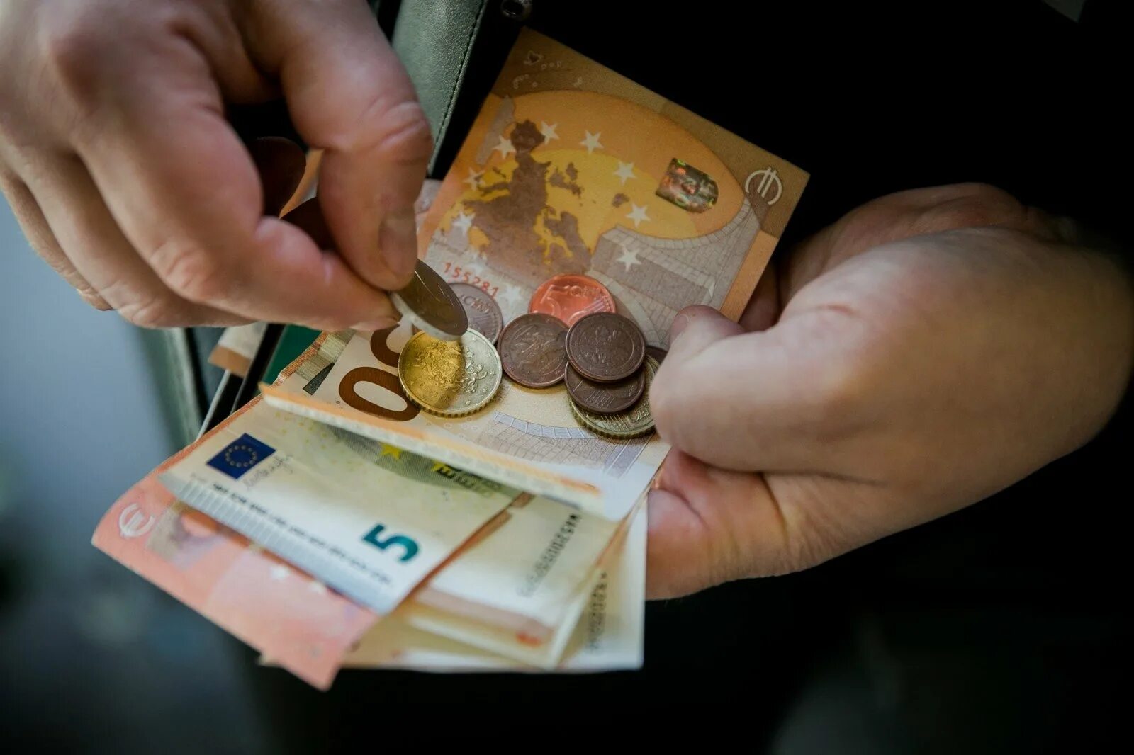 Пенсии проживающим за границе. Пенсия евро. Пенсионное обеспечение за границей картинка. Евро в руках. Деньги в руках пенсионеров в евро.